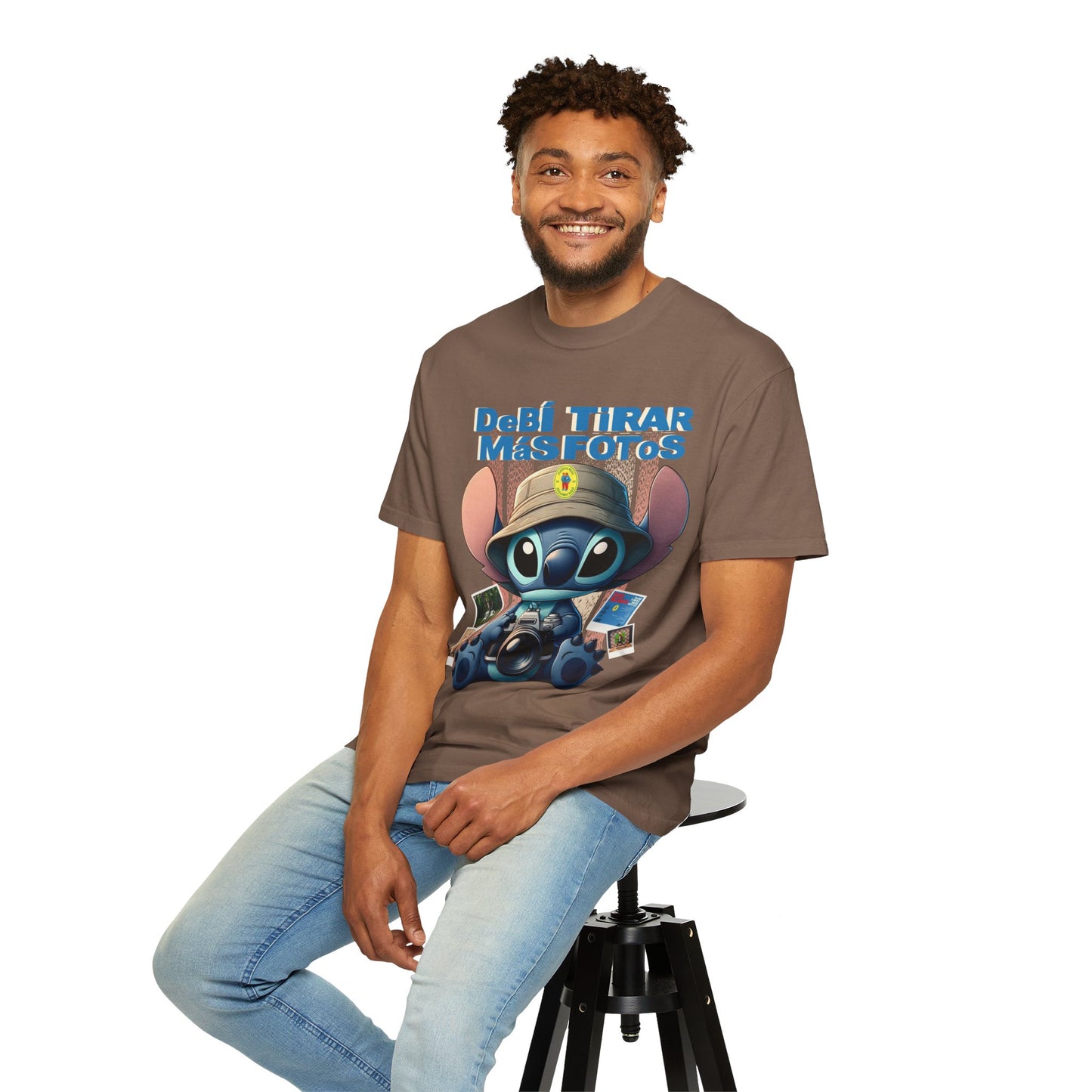 “Debí Tirar Más Fotos” Stitch Camera T-shirt | Cute Photo Theme Graphic Tee