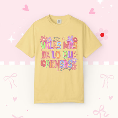 T‑Shirt — "Vales Más De Lo Que Piensas" Colorful Floral Inspirational Tee