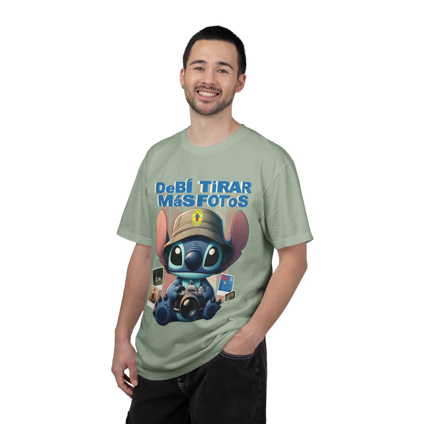 “Debí Tirar Más Fotos” Stitch Camera T-shirt | Cute Photo Theme Graphic Tee