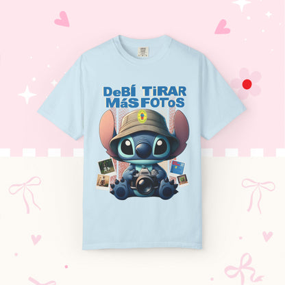 “Debí Tirar Más Fotos” Stitch Camera T-shirt | Cute Photo Theme Graphic Tee
