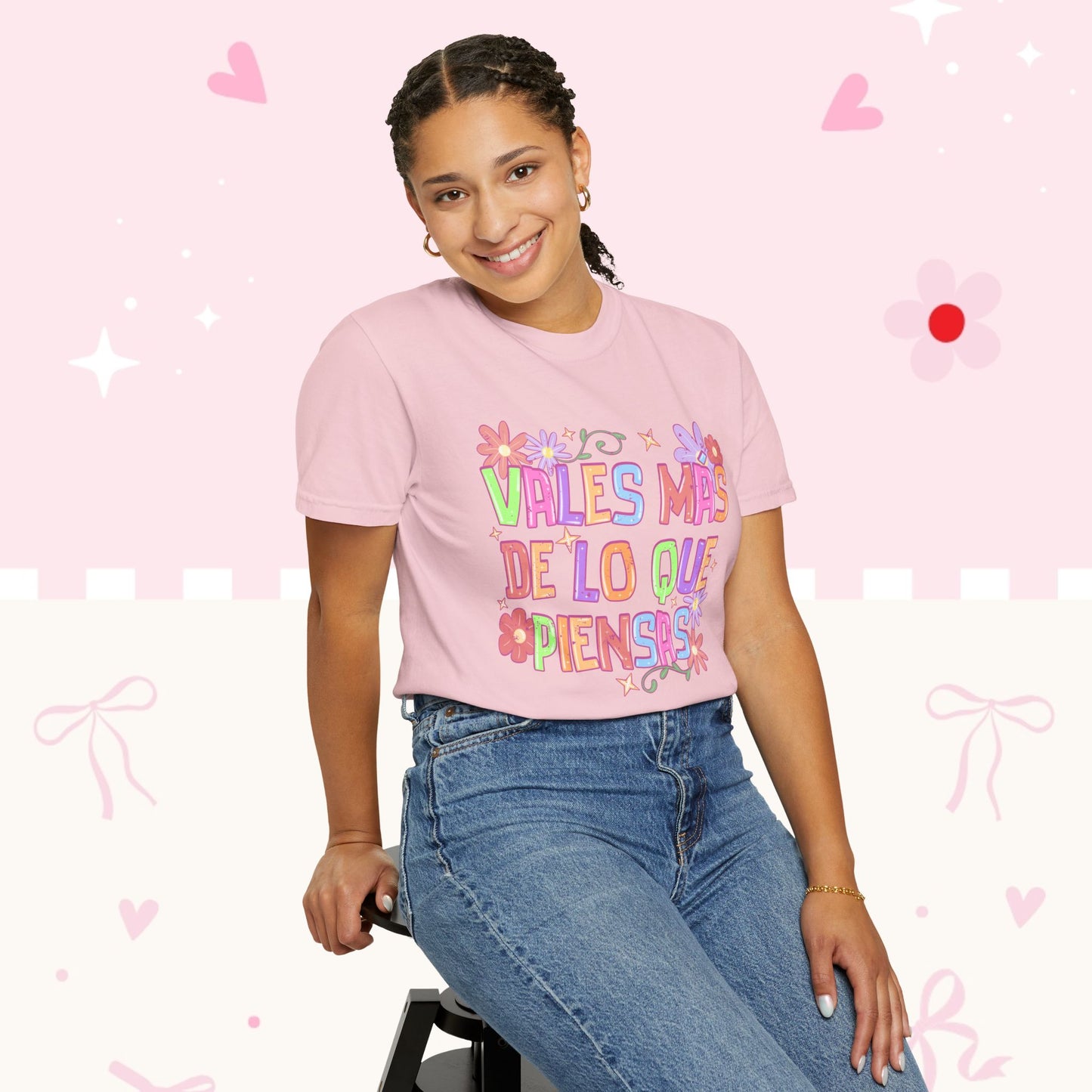 T‑Shirt — "Vales Más De Lo Que Piensas" Colorful Floral Inspirational Tee