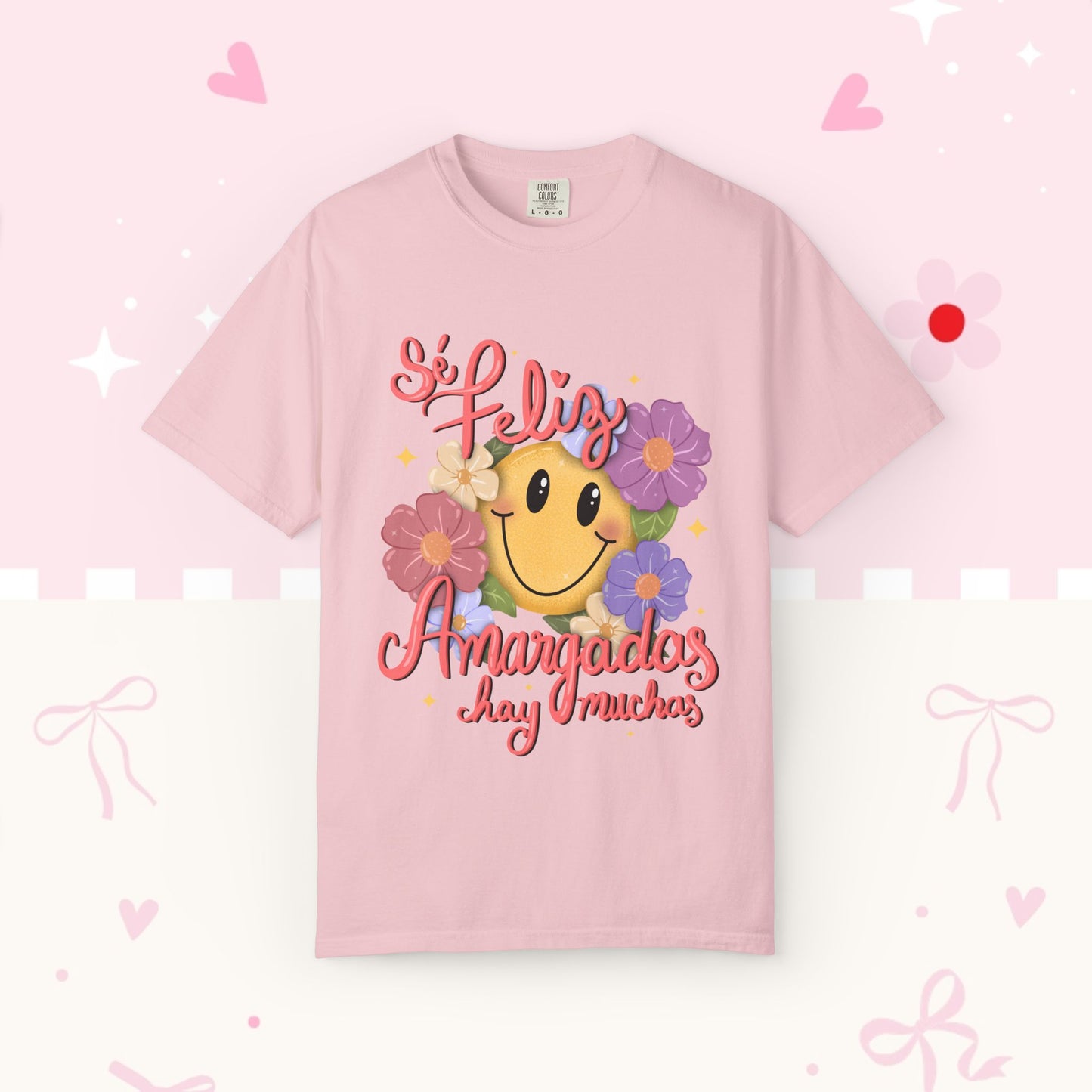 T-Shirt — "Si Felíz, Amargad@s Hay Muchos" Smiley Floral Graphic Tee
