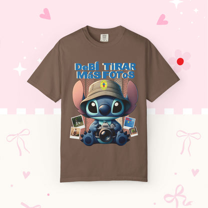 “Debí Tirar Más Fotos” Stitch Camera T-shirt | Cute Photo Theme Graphic Tee