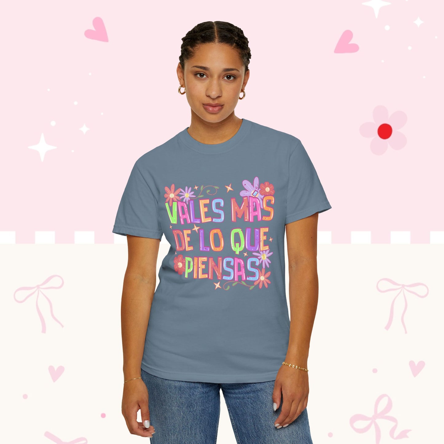 T‑Shirt — "Vales Más De Lo Que Piensas" Colorful Floral Inspirational Tee