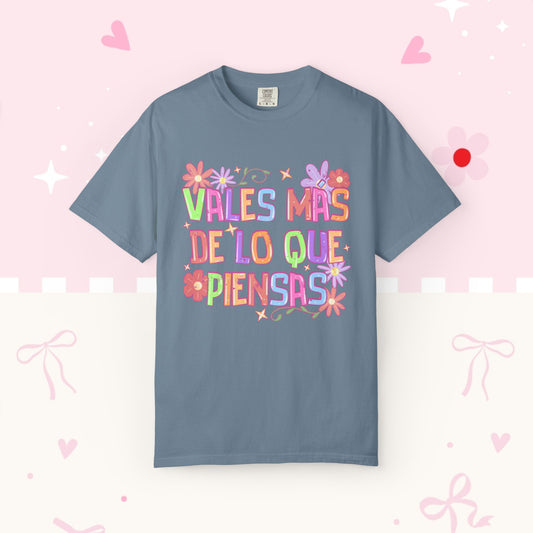 T‑Shirt — "Vales Más De Lo Que Piensas" Colorful Floral Inspirational Tee
