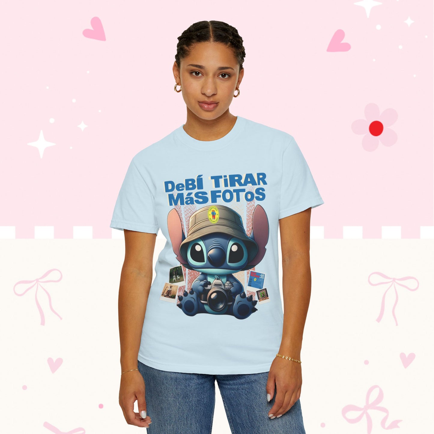 “Debí Tirar Más Fotos” Stitch Camera T-shirt | Cute Photo Theme Graphic Tee