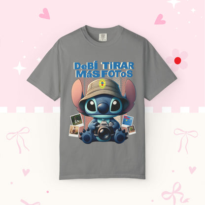 “Debí Tirar Más Fotos” Stitch Camera T-shirt | Cute Photo Theme Graphic Tee