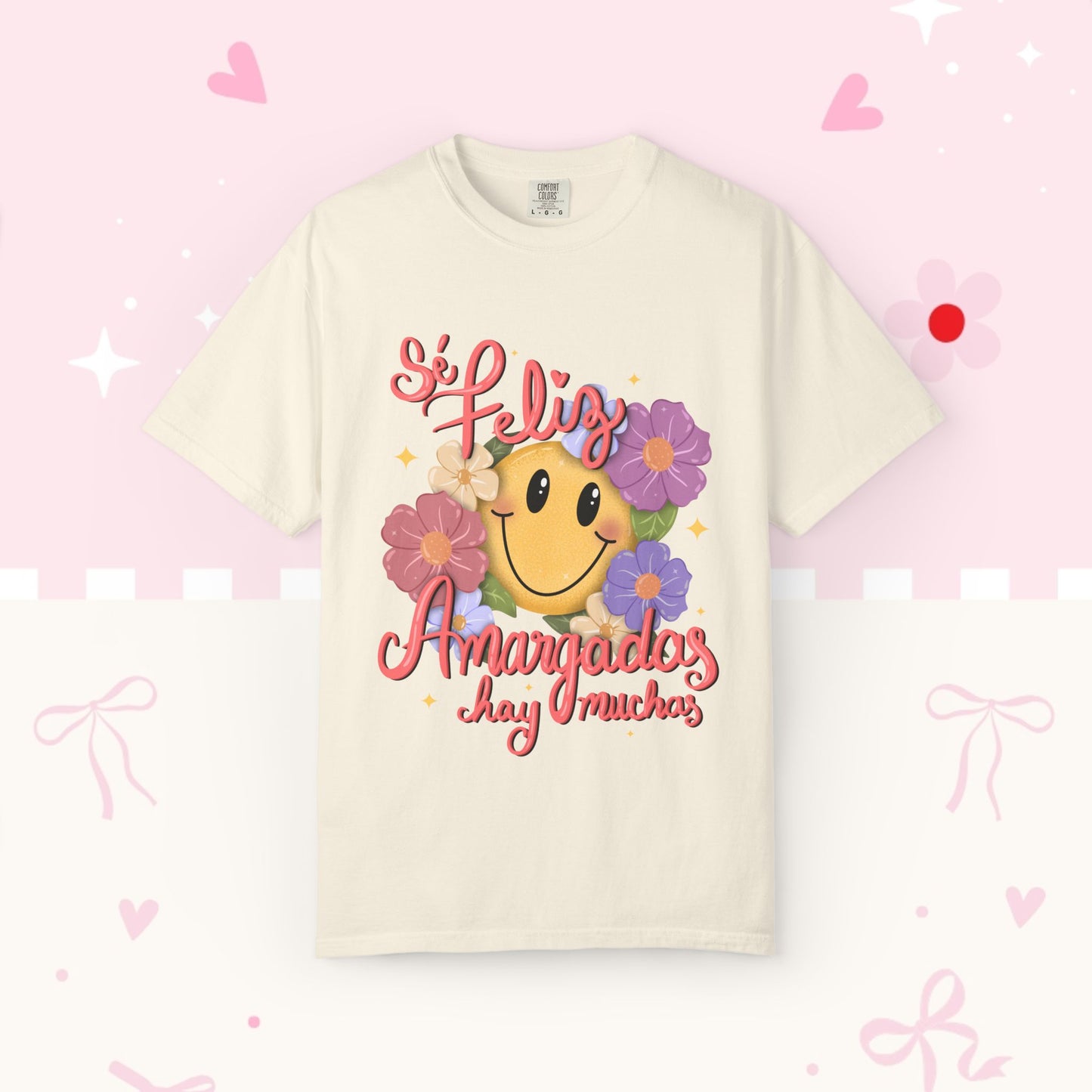 T-Shirt — "Si Felíz, Amargad@s Hay Muchos" Smiley Floral Graphic Tee