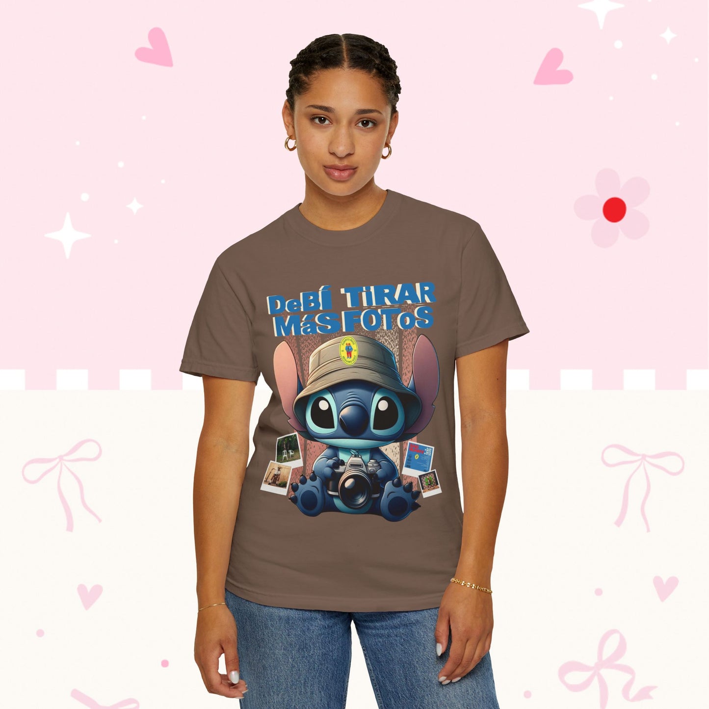 “Debí Tirar Más Fotos” Stitch Camera T-shirt | Cute Photo Theme Graphic Tee