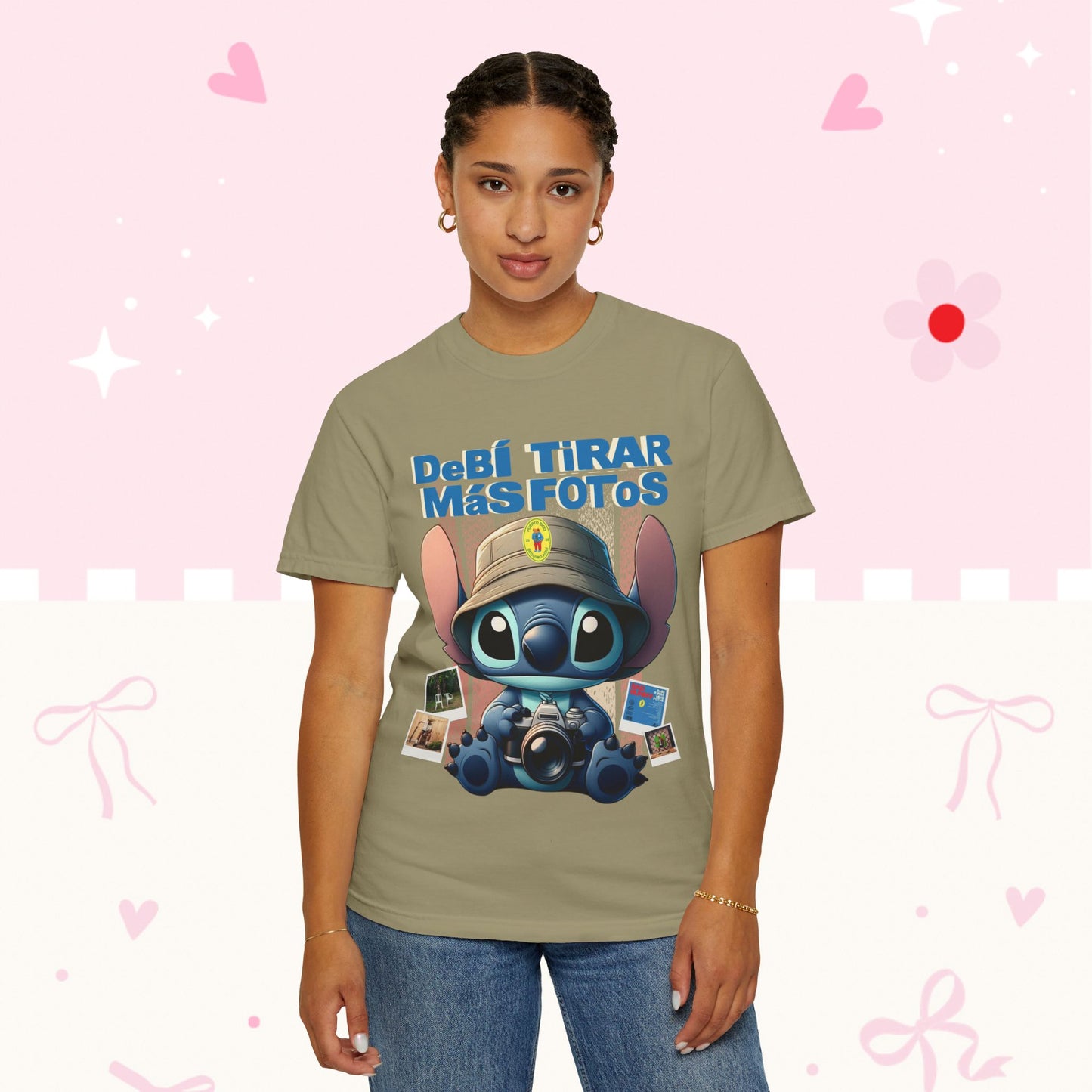“Debí Tirar Más Fotos” Stitch Camera T-shirt | Cute Photo Theme Graphic Tee