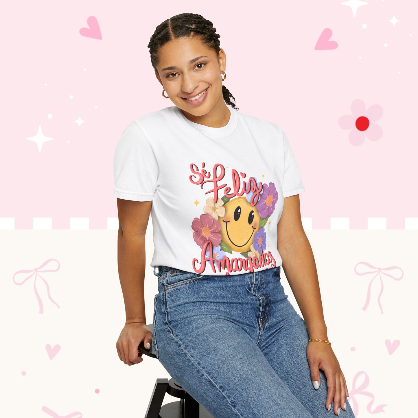 T-Shirt — "Si Felíz, Amargad@s Hay Muchos" Smiley Floral Graphic Tee
