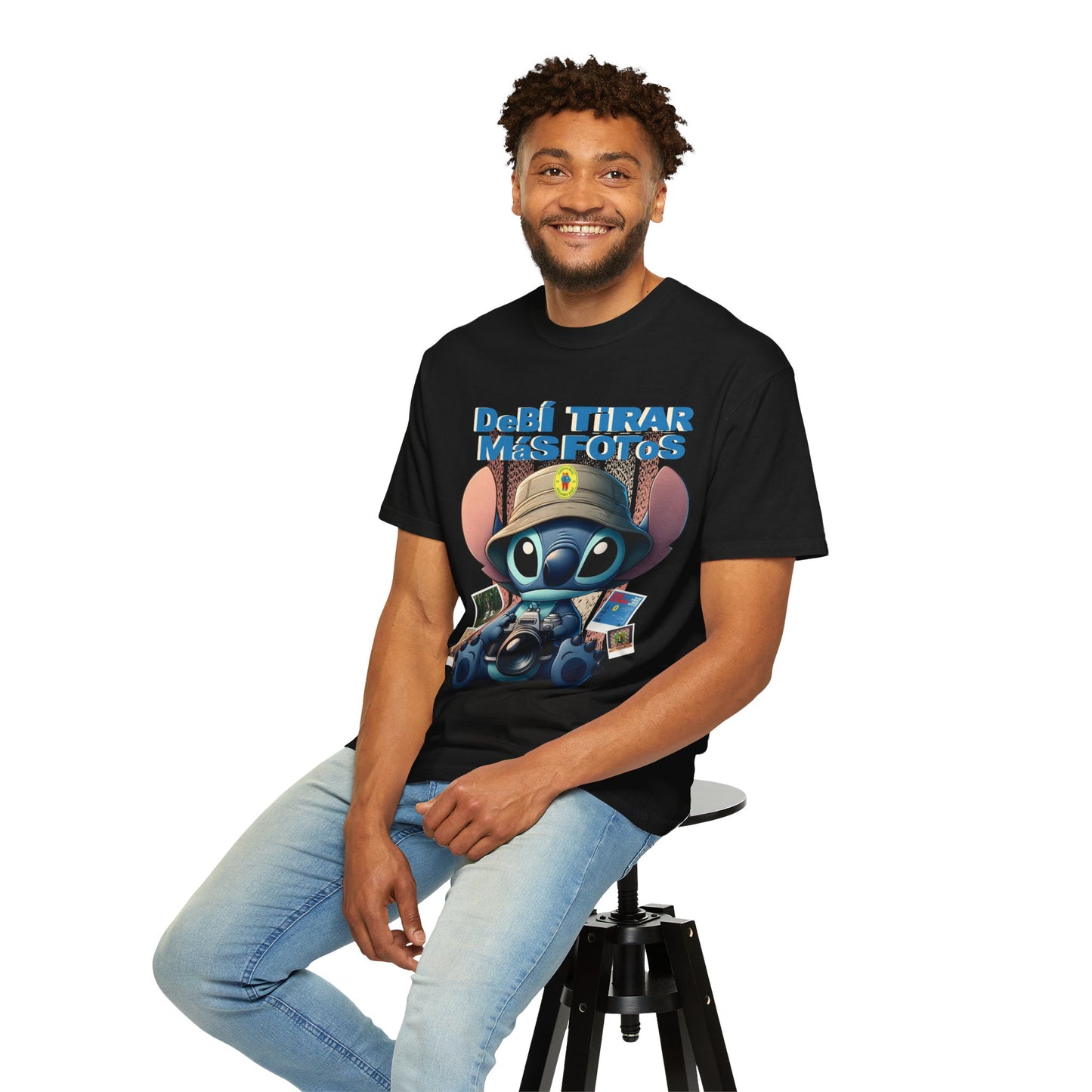 “Debí Tirar Más Fotos” Stitch Camera T-shirt | Cute Photo Theme Graphic Tee