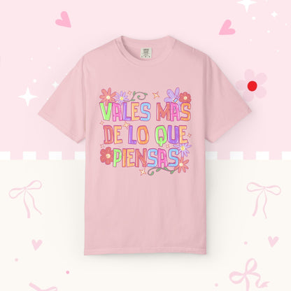 T‑Shirt — "Vales Más De Lo Que Piensas" Colorful Floral Inspirational Tee