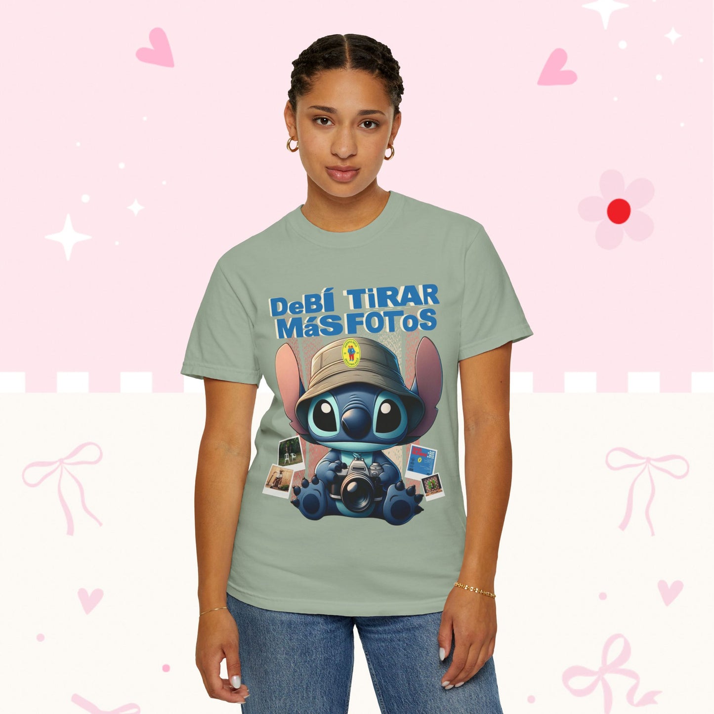 “Debí Tirar Más Fotos” Stitch Camera T-shirt | Cute Photo Theme Graphic Tee