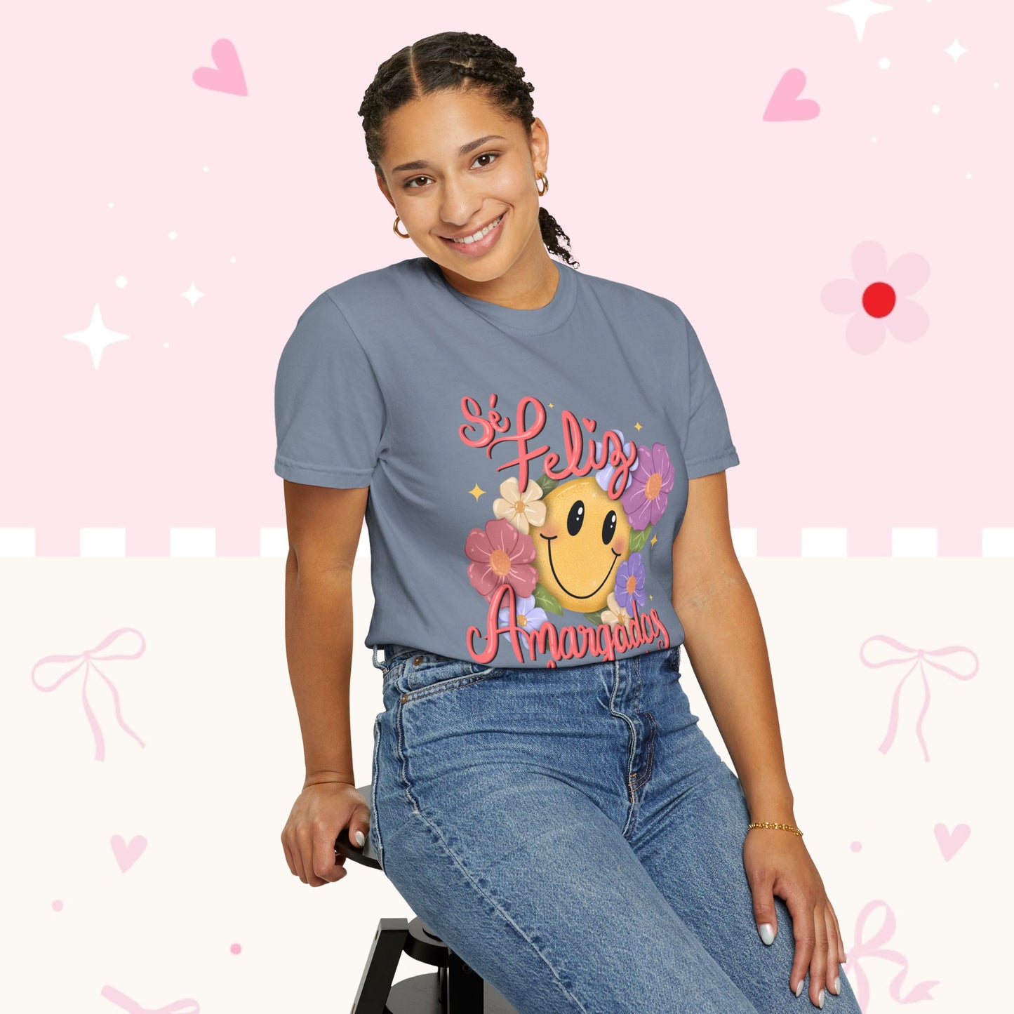 T-Shirt — "Si Felíz, Amargad@s Hay Muchos" Smiley Floral Graphic Tee