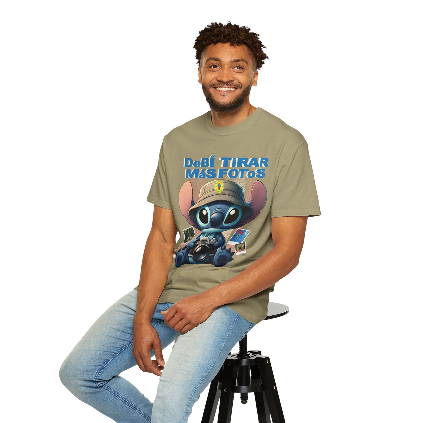 “Debí Tirar Más Fotos” Stitch Camera T-shirt | Cute Photo Theme Graphic Tee