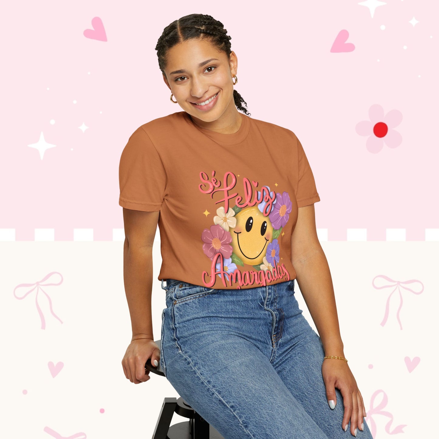 T-Shirt — "Si Felíz, Amargad@s Hay Muchos" Smiley Floral Graphic Tee