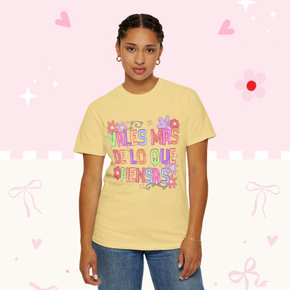 T‑Shirt — "Vales Más De Lo Que Piensas" Colorful Floral Inspirational Tee