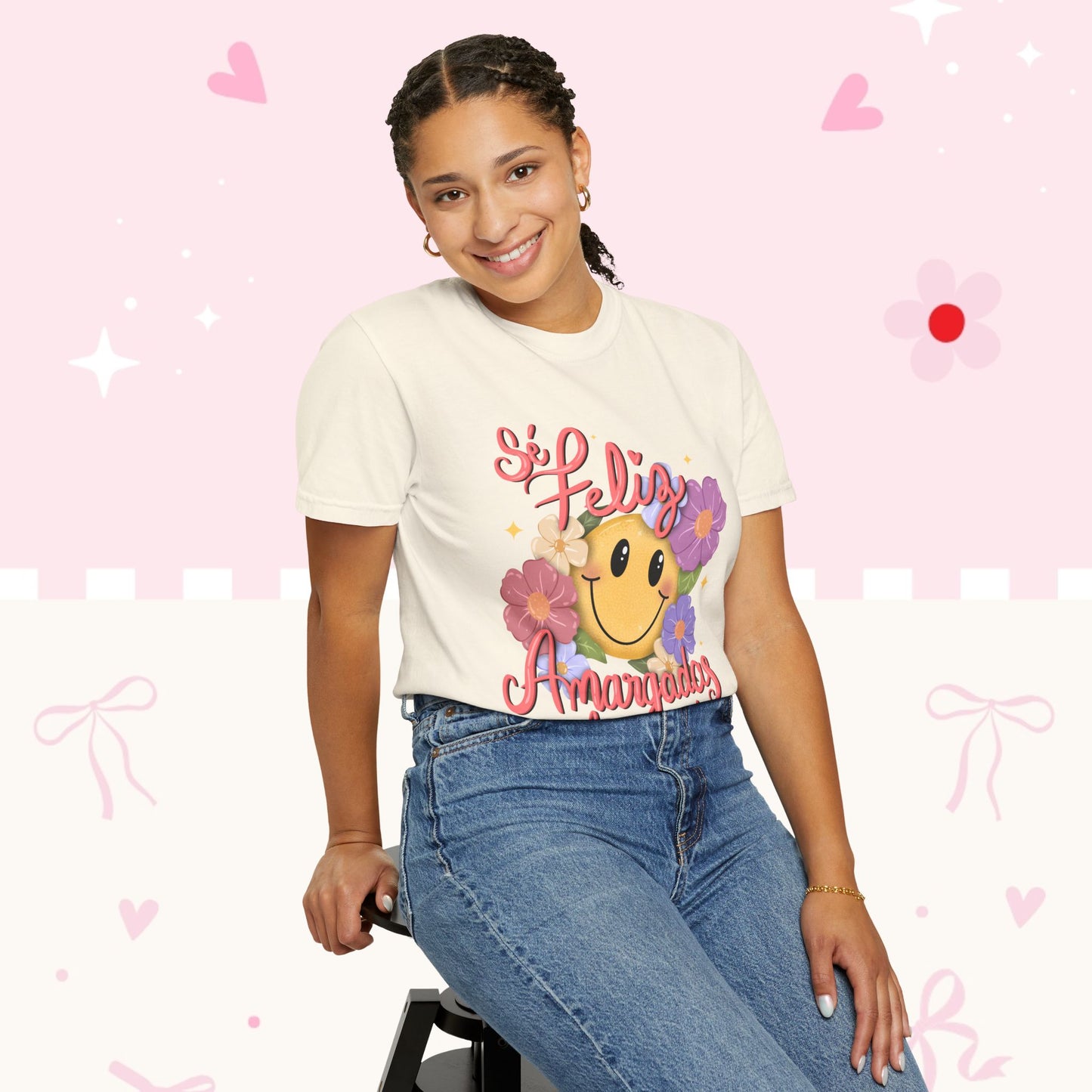 T-Shirt — "Si Felíz, Amargad@s Hay Muchos" Smiley Floral Graphic Tee