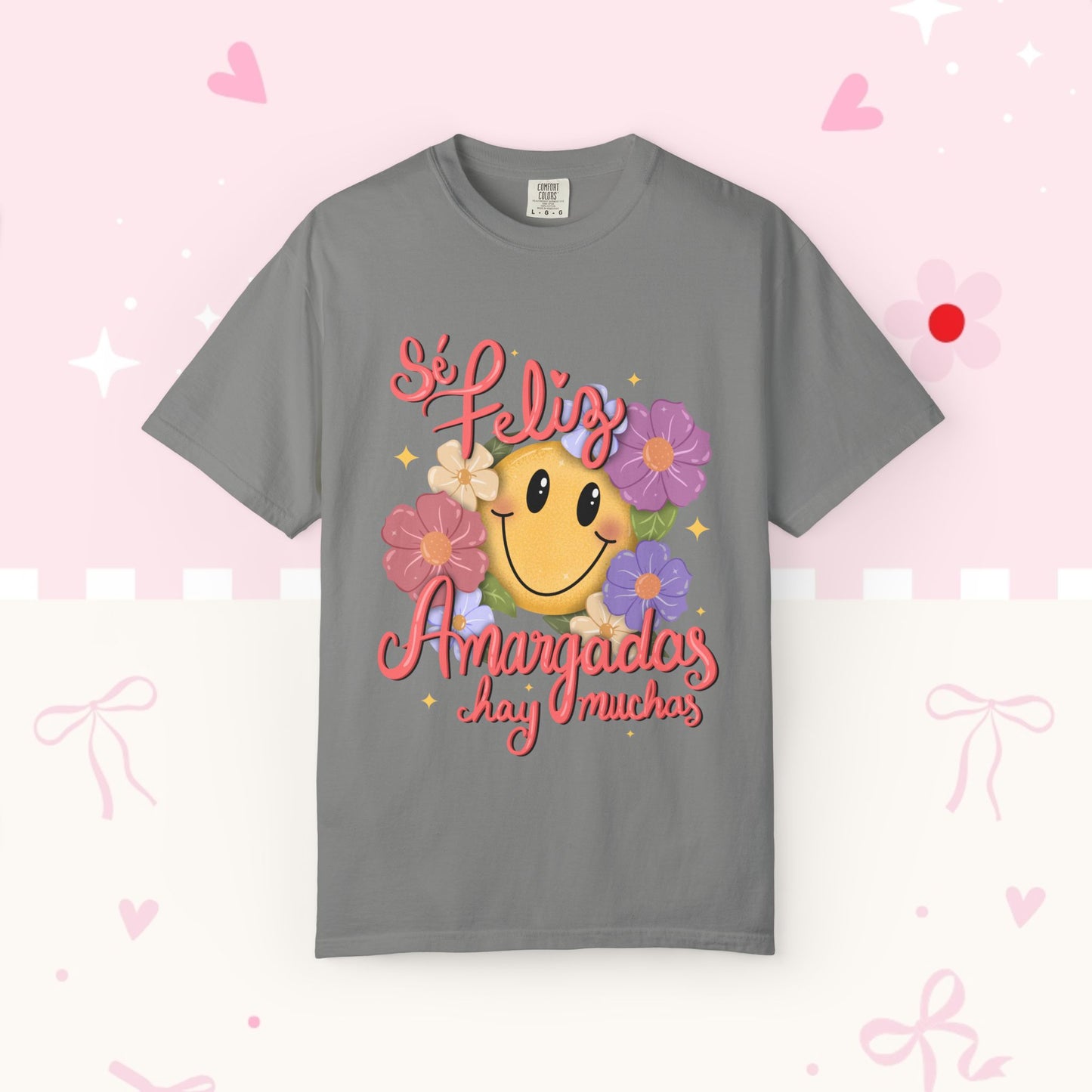 T-Shirt — "Si Felíz, Amargad@s Hay Muchos" Smiley Floral Graphic Tee