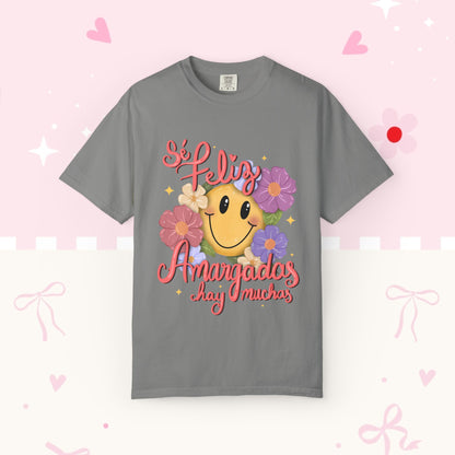 T-Shirt — "Si Felíz, Amargad@s Hay Muchos" Smiley Floral Graphic Tee