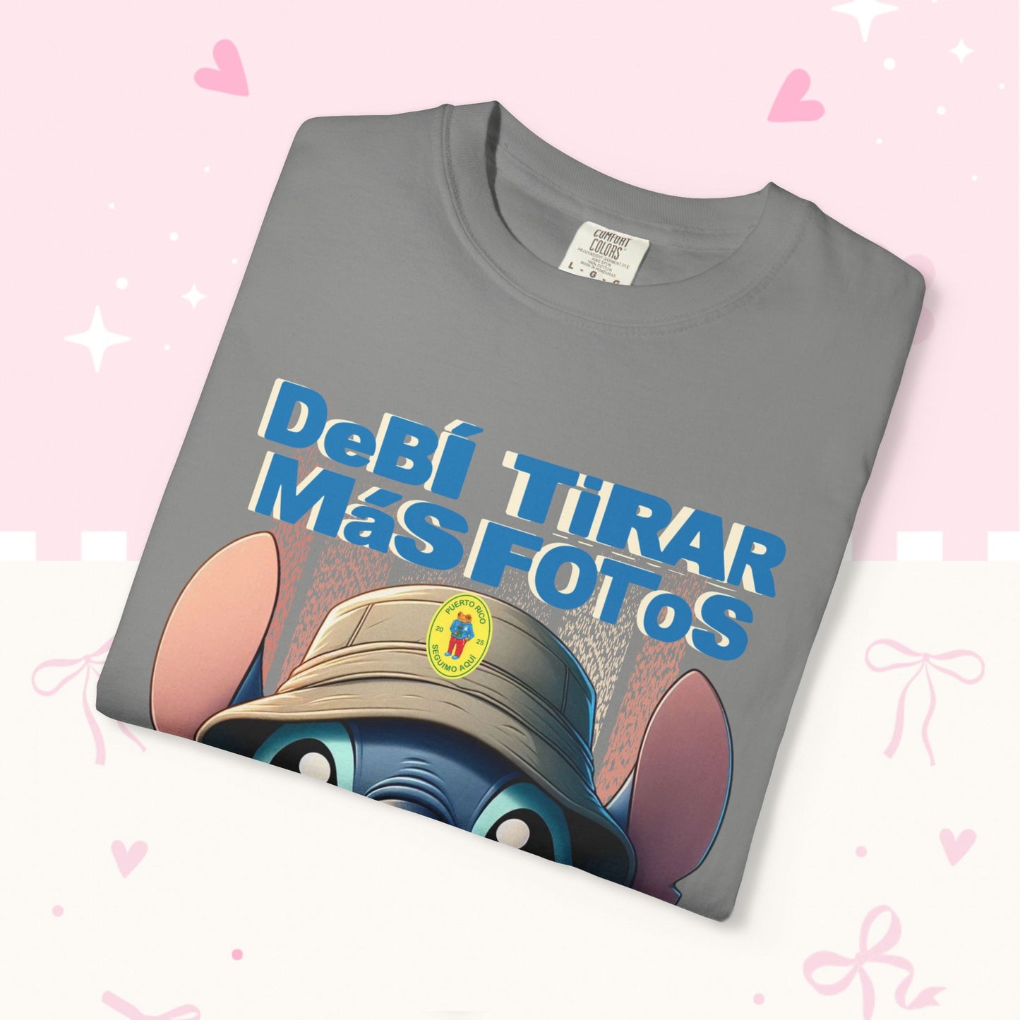 “Debí Tirar Más Fotos” Stitch Camera T-shirt | Cute Photo Theme Graphic Tee