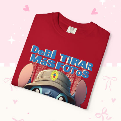 “Debí Tirar Más Fotos” Stitch Camera T-shirt | Cute Photo Theme Graphic Tee