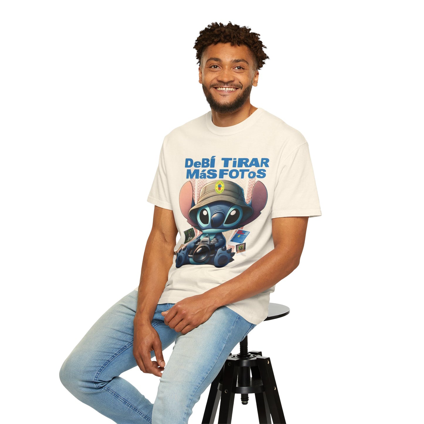 “Debí Tirar Más Fotos” Stitch Camera T-shirt | Cute Photo Theme Graphic Tee