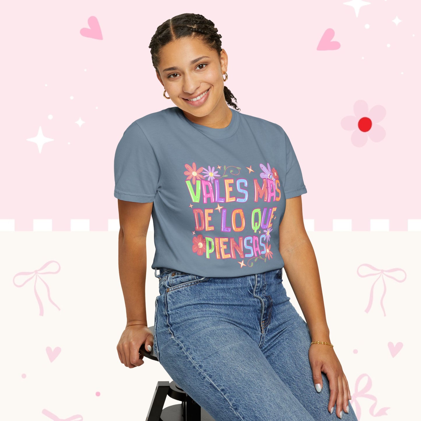 T‑Shirt — "Vales Más De Lo Que Piensas" Colorful Floral Inspirational Tee