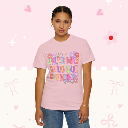 T‑Shirt — "Vales Más De Lo Que Piensas" Colorful Floral Inspirational Tee